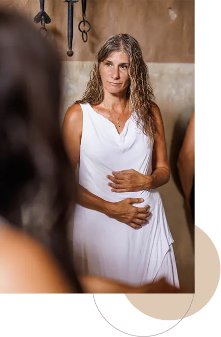 formacion-corporal-psicosomatico-esalen-masaje-californiano-spain-barcelona-madrid mujer con vestido blanco