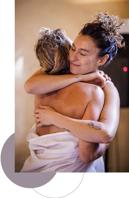 formacion-corporal-psicosomatico-esalen-masaje-californiano-spain-barcelona-madrid dos mujeres abrazandose